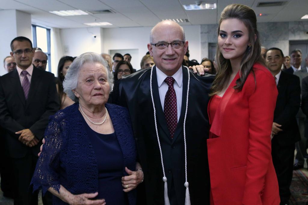Familiares e amigos prestigiam a posse de Fernando Ferreira de Moraes como novo desembargador do TJ-PR 